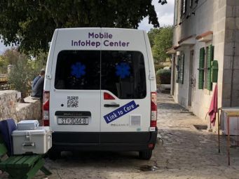 Mobilni InfoHep centar posjetio šticenike u Zajednici Susret